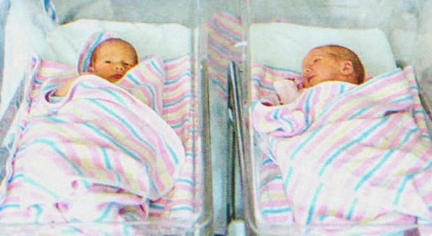 Arme Frau lässt ihre neugeborenen Zwillinge zurück, wird aber 15 Jahre später reich und eilt zu ihnen zurück   Story des Tages
